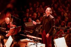 Philharmonie trifft Pop - Maximilian Lörzer beim dirigieren