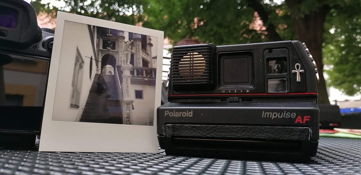 Polaroid Foto von Felix mit seiner Kamera
